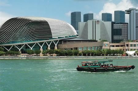 Chiếc bumboat trên sông Singapore, phía sau là Nhà hát Esplanade hình trái sầu riêng