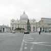 Vườn hoa bên ngoài bảo tàng Louvre.  