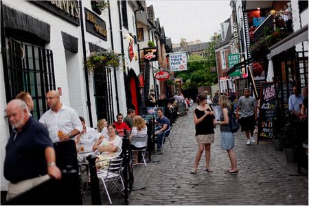 Nhà hàng Oran Mor trước kia từng là nhà thờ, nay biến thành một nhà hàng với quan bar phục vụ 250 đồ uống, đặc biệt nhà là whiskies.