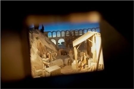 Đây là một góc trưng bày cho khách du lịch biết được Pont du Gard được xây dựng như thế nào. Các khối đá được gắn với nhau không cần tới ximăng hay vữa, và mất tới 15 năm để hoàn thành