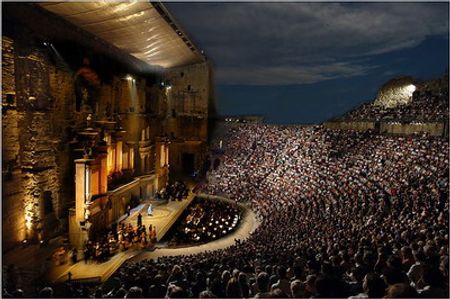 Đây là sân khấu kịch lớn nhất Thế giới mang phong cách Rome còn sống sót và khá nguyên vẹn sau nhiều thế kỉ. Vua Louis XIV đã chỉ rõ: đây là tác phẩm đẹp nhất trên Vương Quốc của ta
