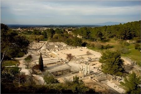 Khách tham quan có thể picnic ngay dưới cây olive, đi bộ ngắm quang cảnh bên những công trình đã đổ nát tiêu điều
