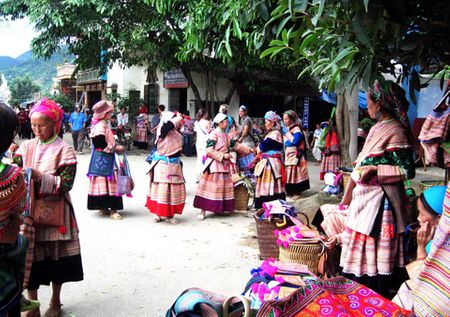 Đồng bào H’mông xuống chợ