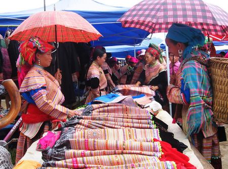 Bên quầy hàng thổ cẩm.