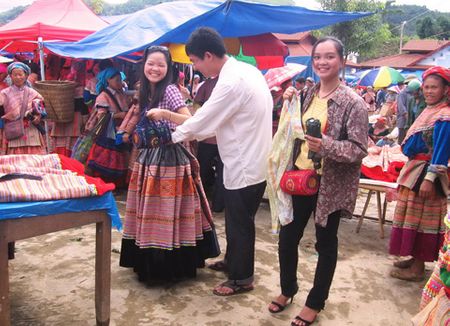 Nào,  thử váy