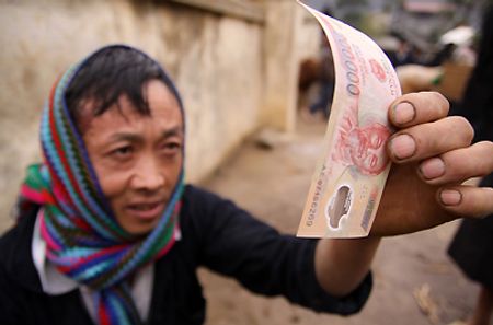 Mỗi con bò bán với giá trên chục triệu đồng nên mọi người ở đây  kiểm tra tiền rất kỹ, tránh lấy phải tiền giả.