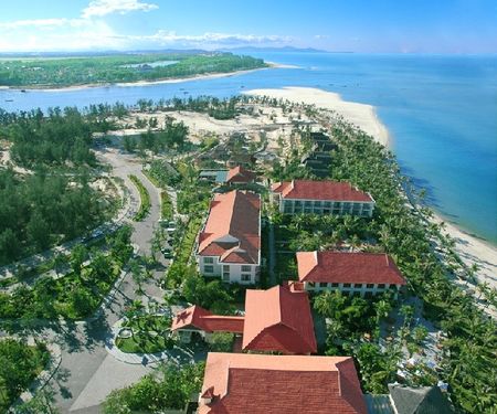Cửa biển Nhật Lệ nhìn từ trên cao