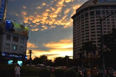 Dòng người hối hả trở về nhà khi trời đã nhá nhem tối.