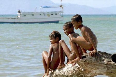 Trẻ em vui chơi bên biển