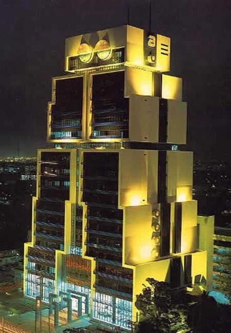 Toà nhà người máy
