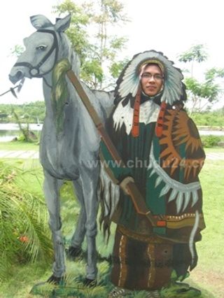Chụp hình với tranh