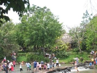 Tắm suối trên đỉnh thác