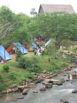 Lều bạt ven bờ suối