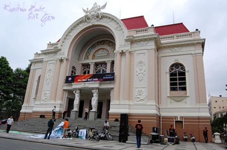 Chuẩn bị treo băng rôn - Nhà hát TP.HCM