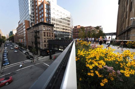 Trong ảnh, dân địa phương và du khách tản bộ tại công viên High Line ở Manhattan, New York (Mỹ) hôm 4/8. Phần đầu của công viên High Line, được xây dựng trên nền của đường tàu hỏa chở hàng bị bỏ không với chiều dài 2,5km chạy qua hơn 20 khu phố, vừa khai trương vào đầu tháng 6.