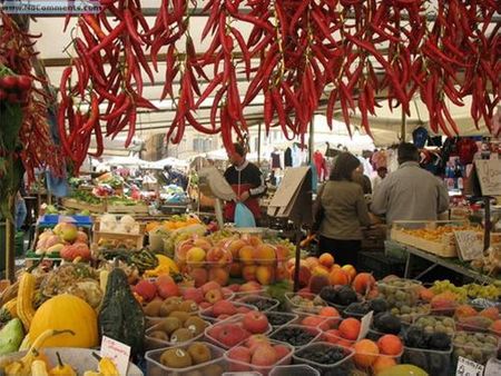 Khu chợ sầm uất Campo dei Fiori - Ảnh: Nocomments