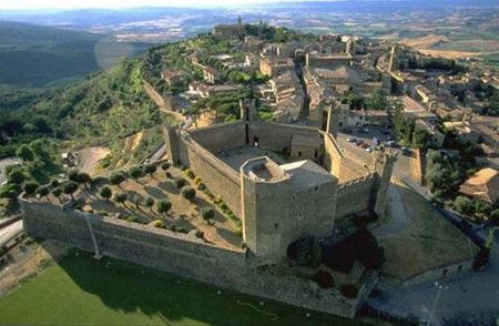 Thị trấn thời trung cổ Montalcino - Ảnh: Agriturismovillacaggiolo