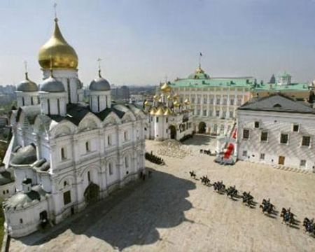 Nằm trong khu liên hợp cung điện Kremlin đẹp như trong chuyện cổ tích, Grand Kremlin Palace, nơi ở của Tổng thống Nga Medvedev, là nơi diễn ra các nghi thức tiếp đón các chính khách nước ngoài khi đến thăm nước này