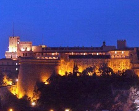 Princes Palace tọa lạc trên sườn núi đá hướng ra biển là tổ ấm của người đứng đầu Công quốc Monaco
