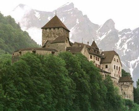 Người đứng đầu Công quốc Liechtenstein sống trong lâu đài Vaduz cổ kính nằm sát trên dãy núi Alps
