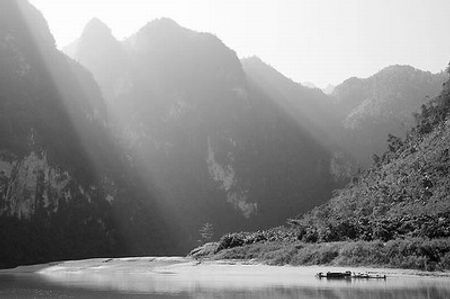 Thử làm một pô "nghệ thuật", chụp theo chế độ monochrome, xem cũng tàm tạm đấy chứ?