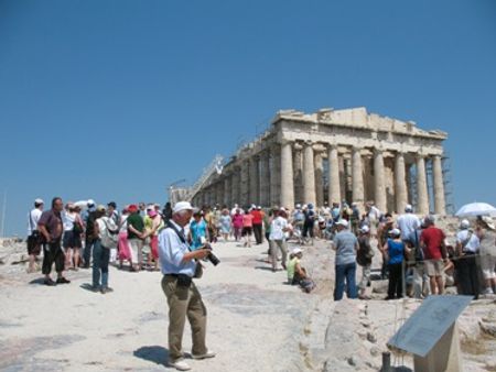 Đông đảo khách du lịch tại Propylaia