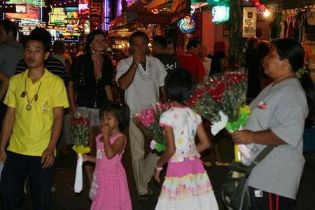 Người dân địa phương đi bán hoa dạo trên phố đêm