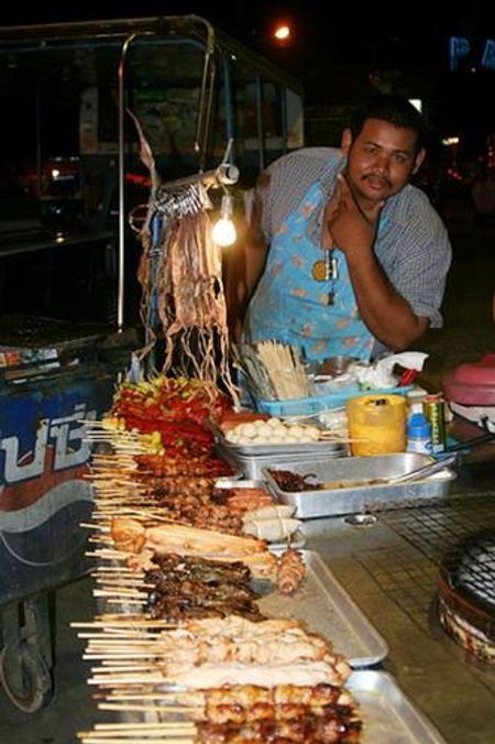 Một xe hàng đồ ẩm thực kiểu Thái