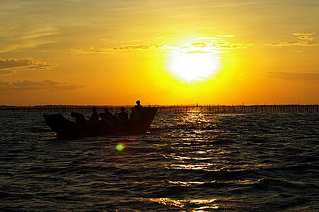 Người dân thường về nhà khi ráng chiều đậu sát mặt nước...