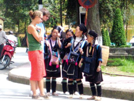Những sơn nữ dân tộc Mông đang nói chuyện với người nước ngoài