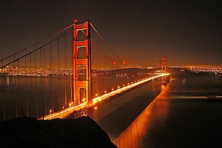 Cầu Cổng Vàng lung linh dưới ánh đèn