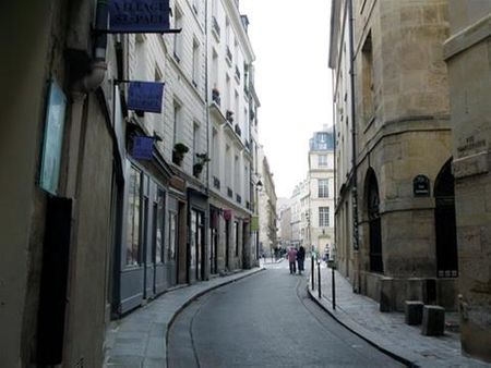 Lối vào làng Saint Paul với bảng tên be bé &ldquo;Village St Paul&rdquo;