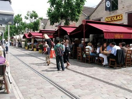 Khu ẩm thực và vết tích đường ray
