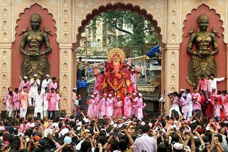 Lễ hội Ganesh Chaturthi là một trong những lễ hội rất quan trọng của người Hindu (theo Ấn Độ giáo) ở Mumbai - người Ấn Độ kỷ niệm ngày sinh của thần Ganesha đầu voi - biểu tượng của tài trí, hạnh phúc và thành công