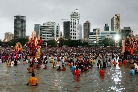 Người mộ đạo rước những bức tượng thần Ganesha ra sông
