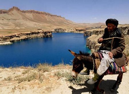 Công viên bao gồm 6 hồ nước xanh biếc "ngự" trên vùng núi Hindu Kush.