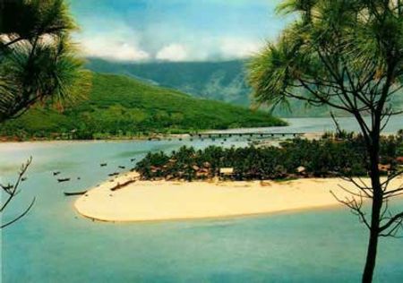 Vịnh Lăng Cô-một thắng cảnh kỳ vĩ của tỉnh Thừa Thiên-Huế sẽ trở thành khu du lịch có tầm cỡ quốc tế trong tương lai gần.