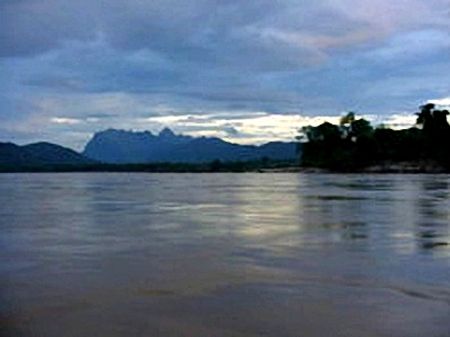 Hoàng hôn về trên sông Mê Kông