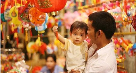 Sắc màu rực rỡ từ phố lồng đèn tại Quận 5.