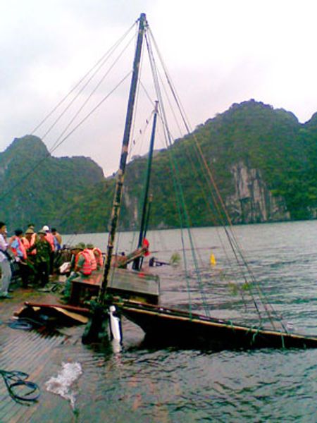 Chiếc tàu bị lật