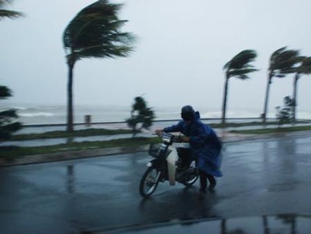 17g ngày 28-9, tâm bão số 9 còn cách đất liền khoảng 300km, nhưng gió cấp 7 đã thổi rạp cây cối ở Đà Nẵng. Trên đường Nguyễn Tất Thành ven vịnh Đà Nẵng, một người dân không thể chạy xe máy, phải xuống dắt bộ