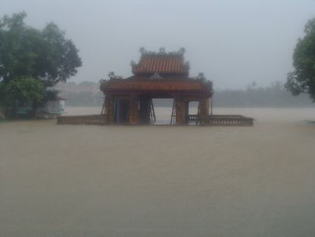 Nghinh Lương Đình (Huế) ngập trong nước sáng nay 29-9
