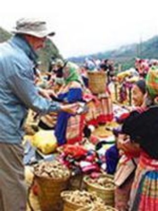 Dale Swither - thương gia đến từ San Jose (Mỹ) - ở chợ Sán Cấu