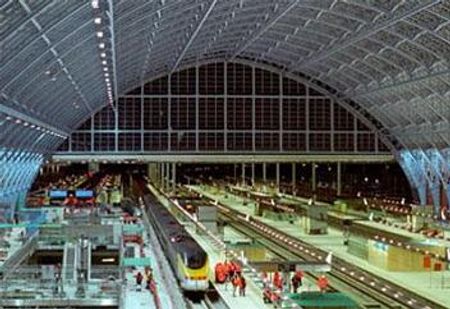 Quang cảnh nhà ga vào buổi chiều tối.