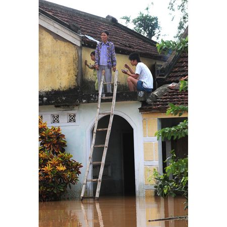 Người dân Hội An sinh hoạt trong mùa lũ.