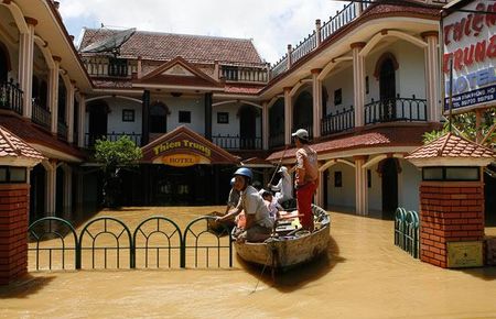 Toàn bộ tầng 1 của một khách sạn đã chìm trong nước. Người dân phải dùng ghe, thuyền làm phương tiện di chuyển.