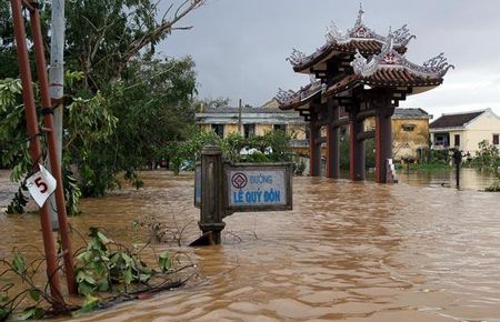 Không còn nhận ra những con phố cổ thanh bình, tấp nập khách du lịch ở Hội An.