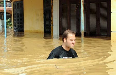 Khách du lịch ngụp lặn trong dòng nước.