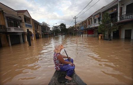 Chèo thuyền trên phố cổ.
