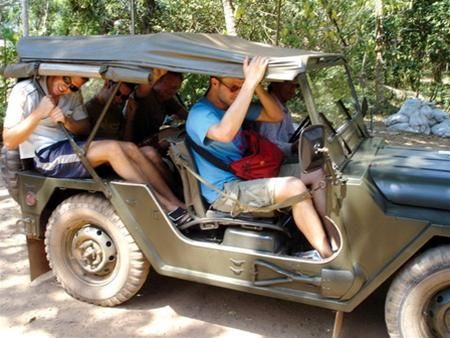 Du khách tham quan nông thôn Đồng bằng sông Cửu Long bằng xe jeep
